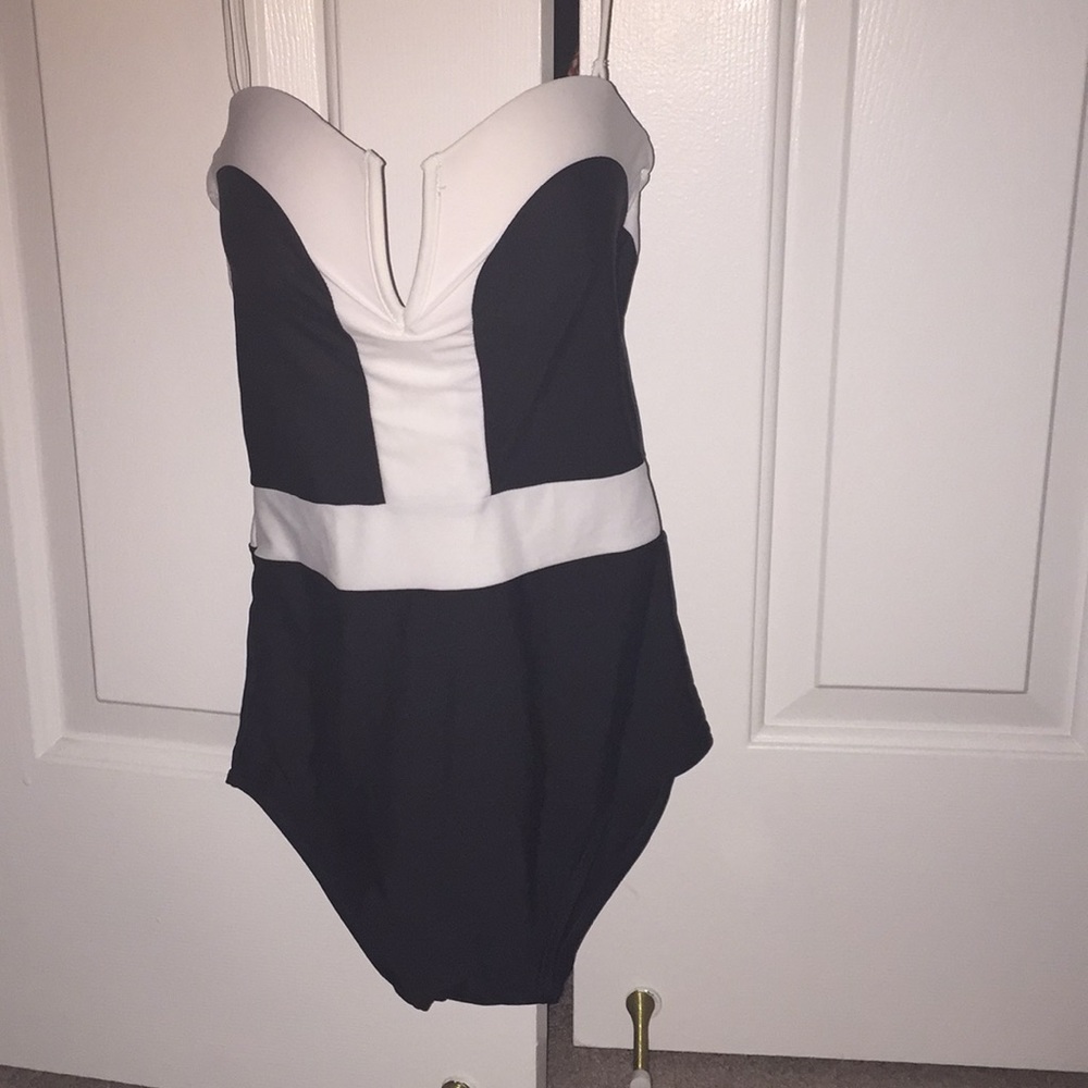 Classic black and white color block swimsuit